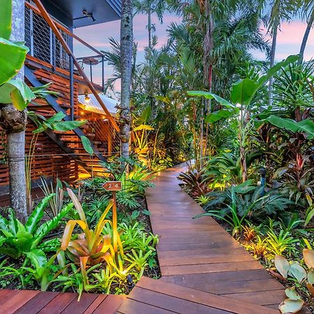The Palms At Palm Cove Aparthotel Exterior photo