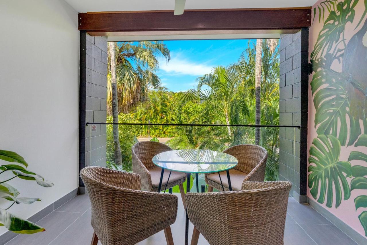 The Palms At Palm Cove Aparthotel Exterior photo