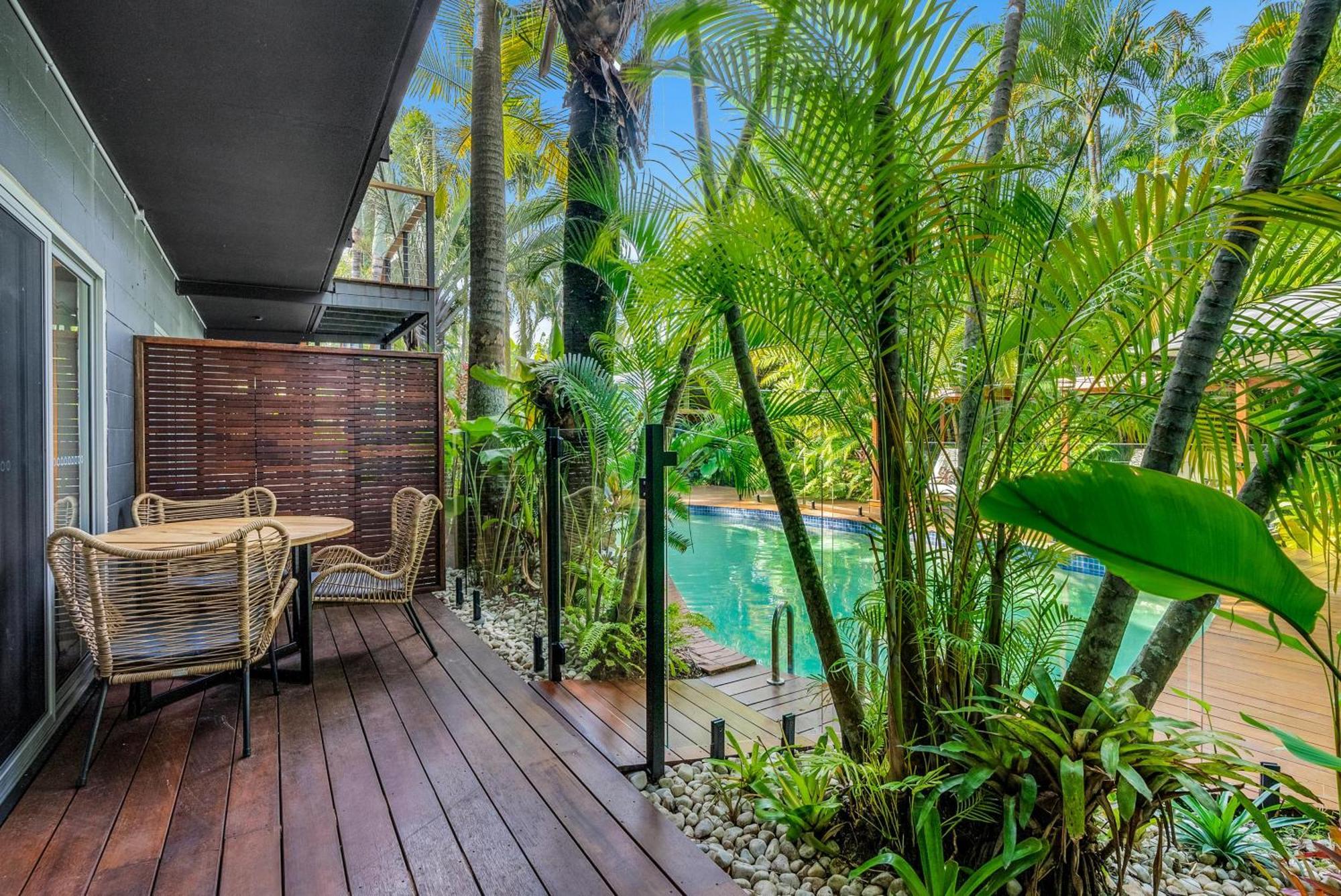 The Palms At Palm Cove Aparthotel Exterior photo