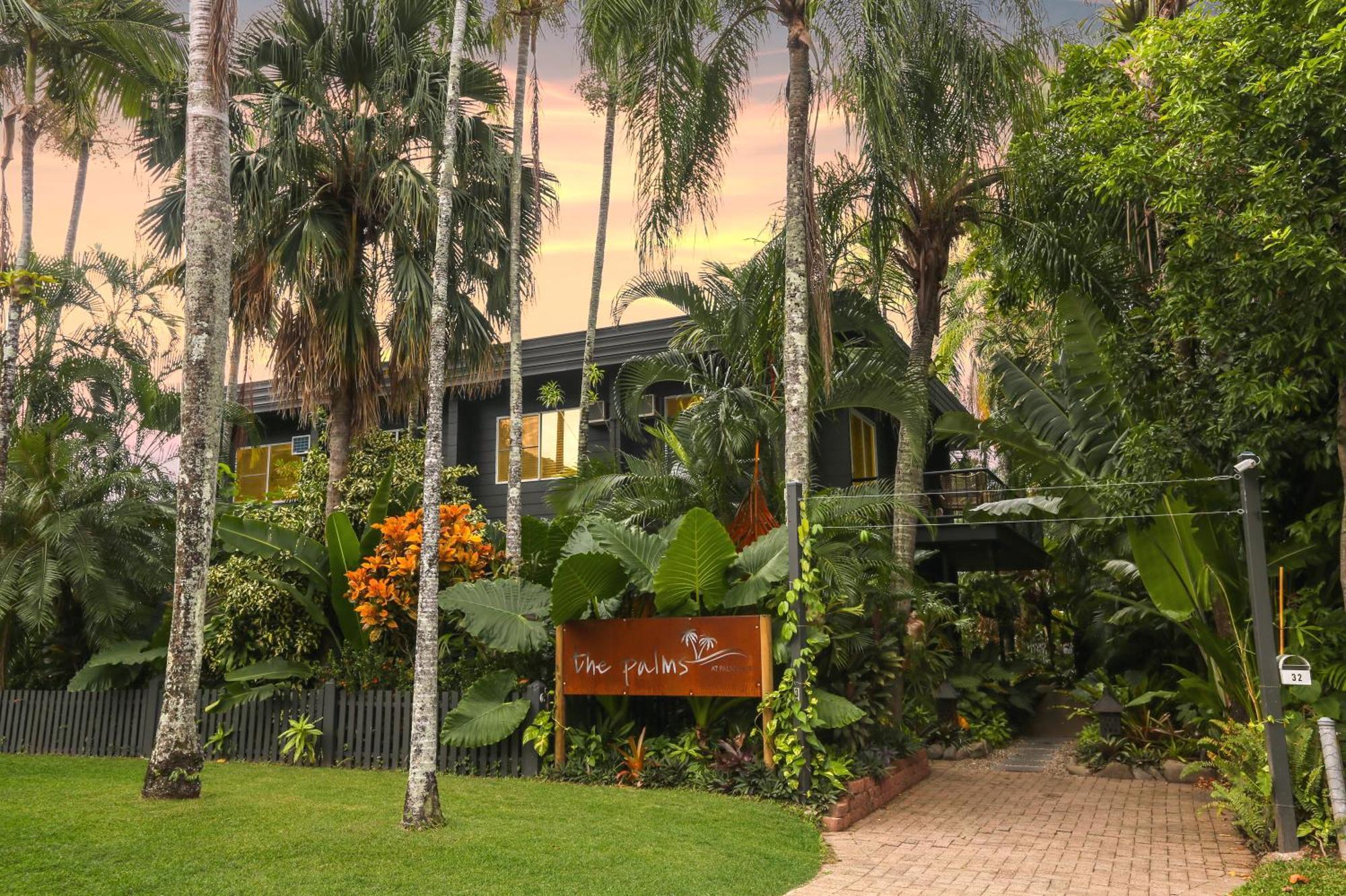 The Palms At Palm Cove Aparthotel Exterior photo