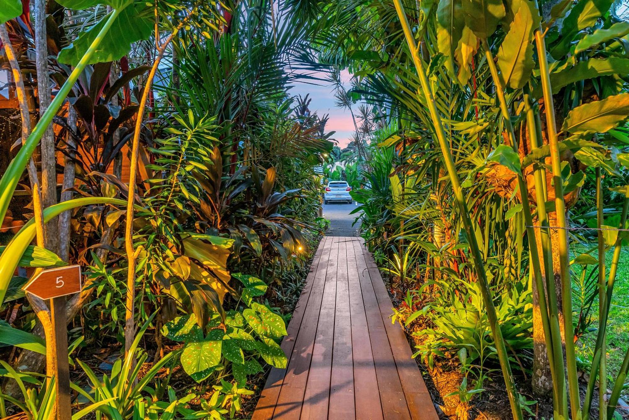 The Palms At Palm Cove Aparthotel Exterior photo