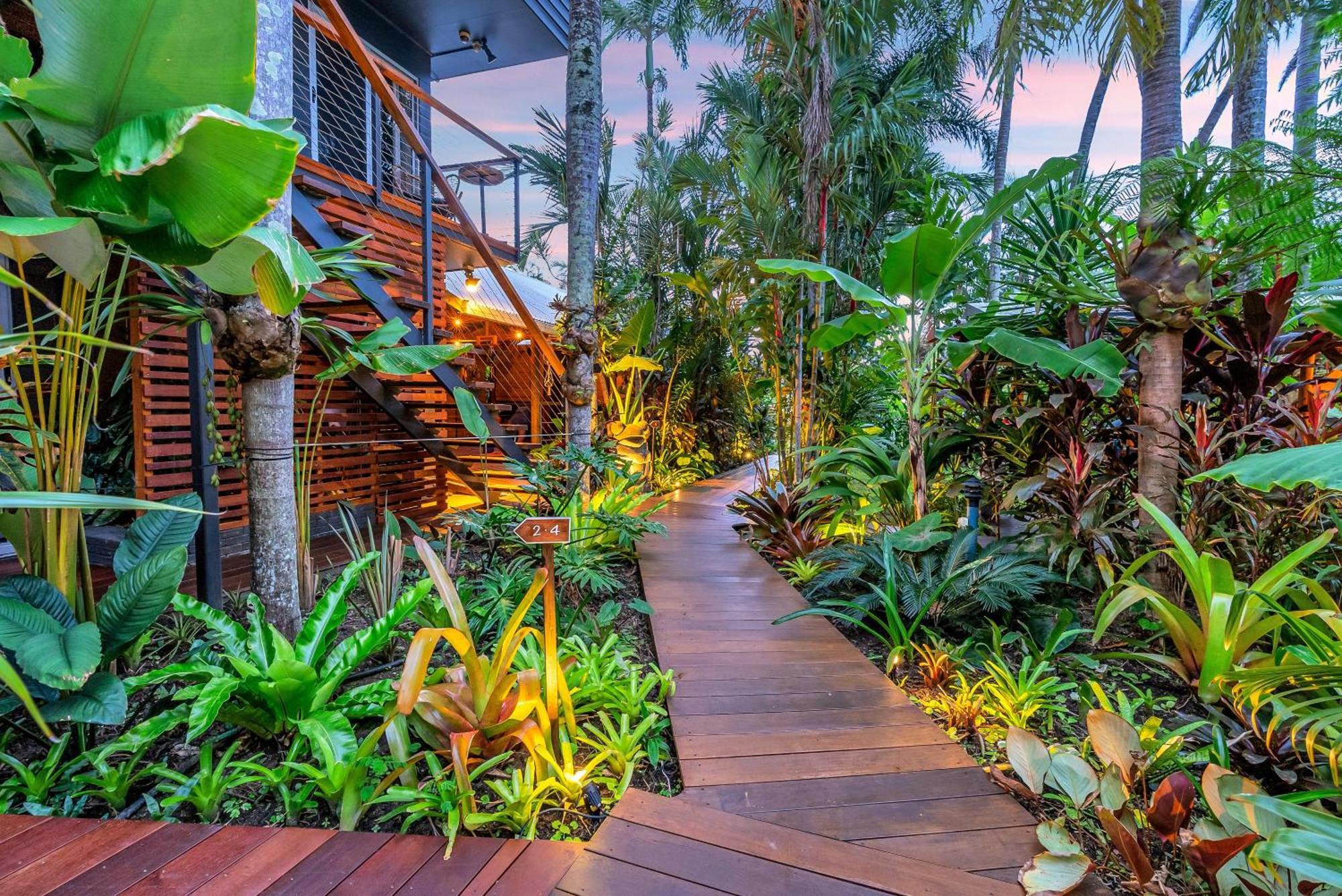 The Palms At Palm Cove Aparthotel Exterior photo