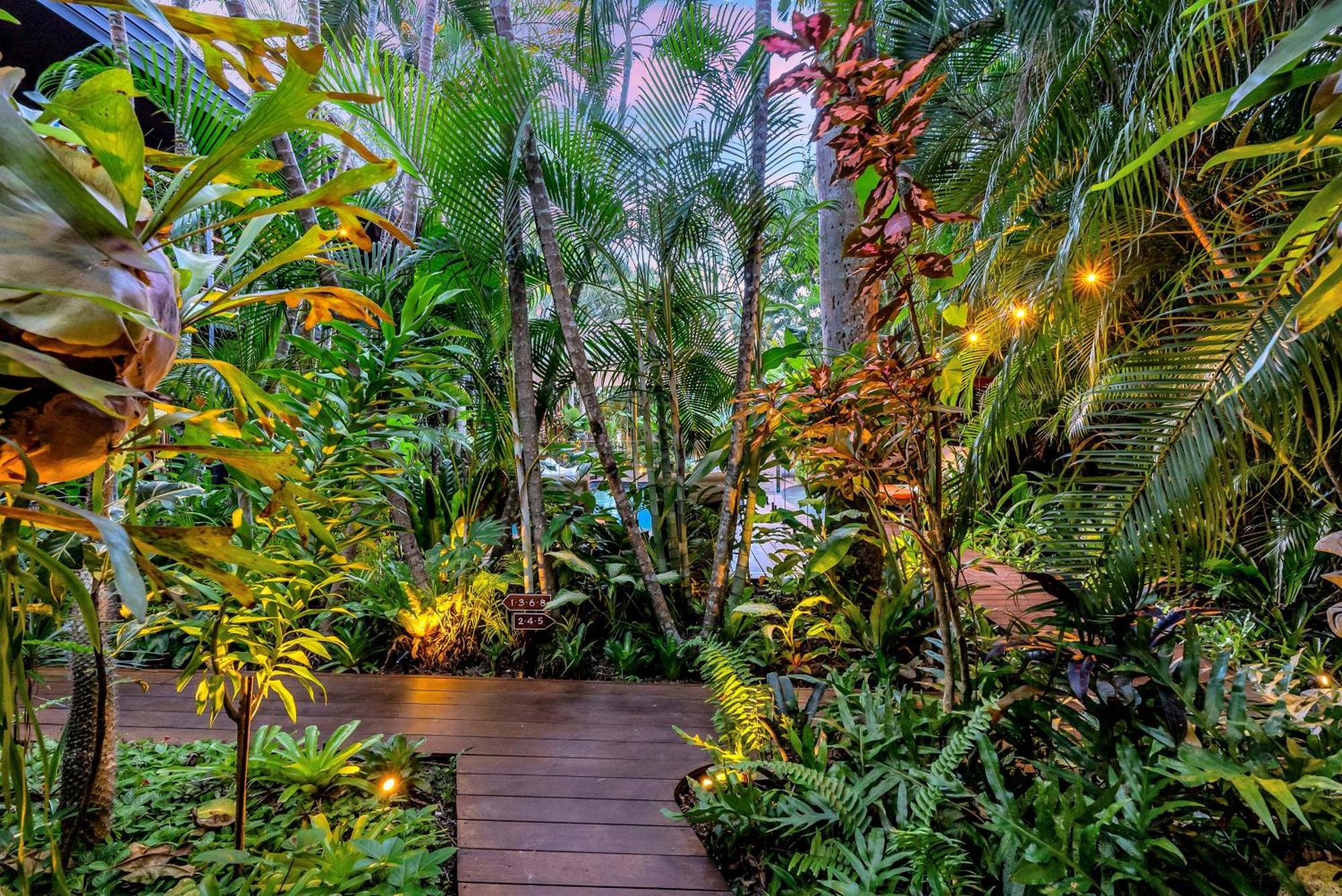 The Palms At Palm Cove Aparthotel Exterior photo