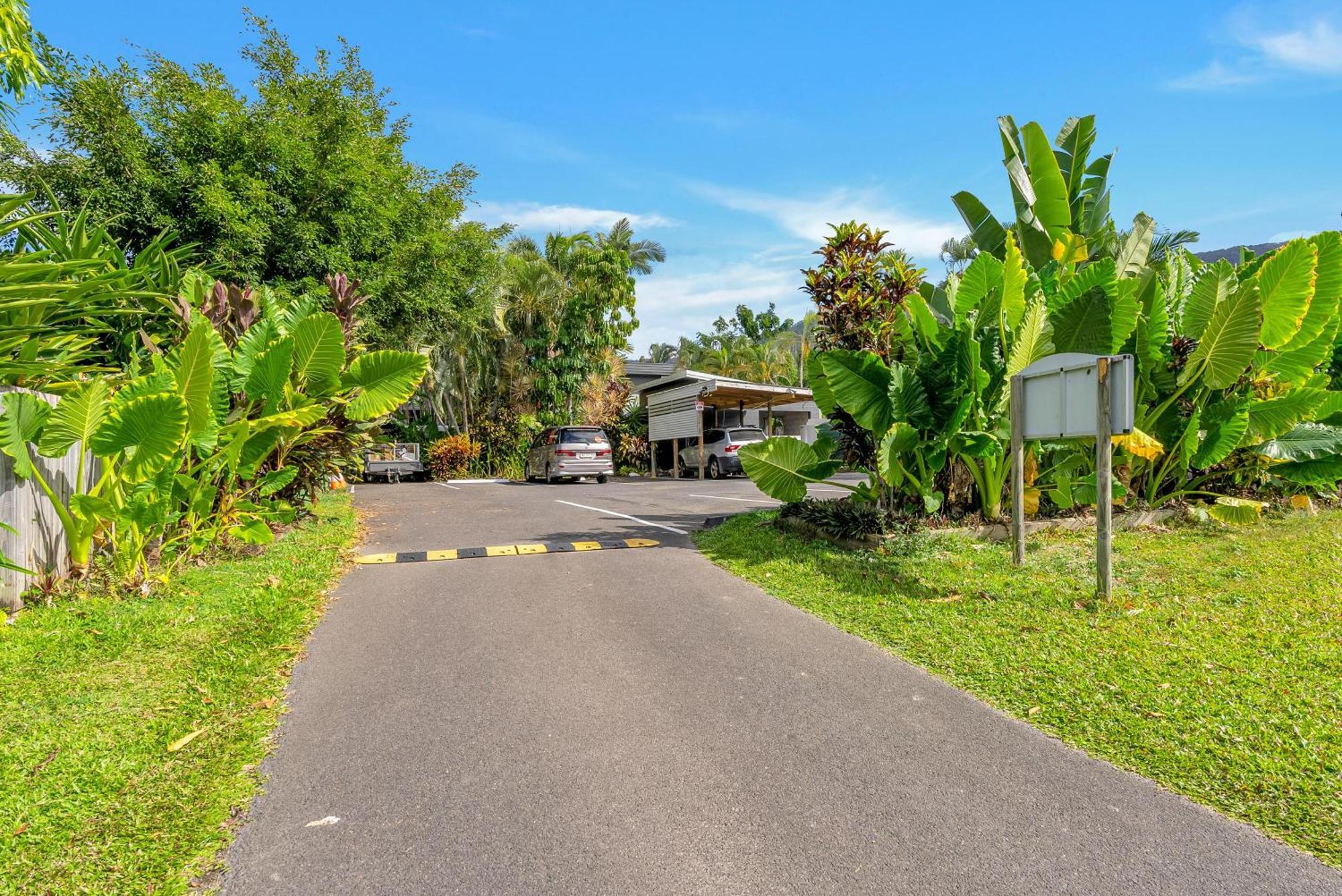 The Palms At Palm Cove Aparthotel Exterior photo